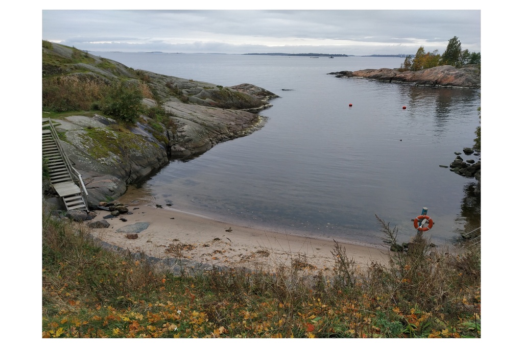 Susisaari. Suomenlinnan uimaranta. Aurinkoinen näkymä Susisaaren valleilta länsiounaaseen. Vasemmalla Kustaanmiekan kallioita. rephoto
