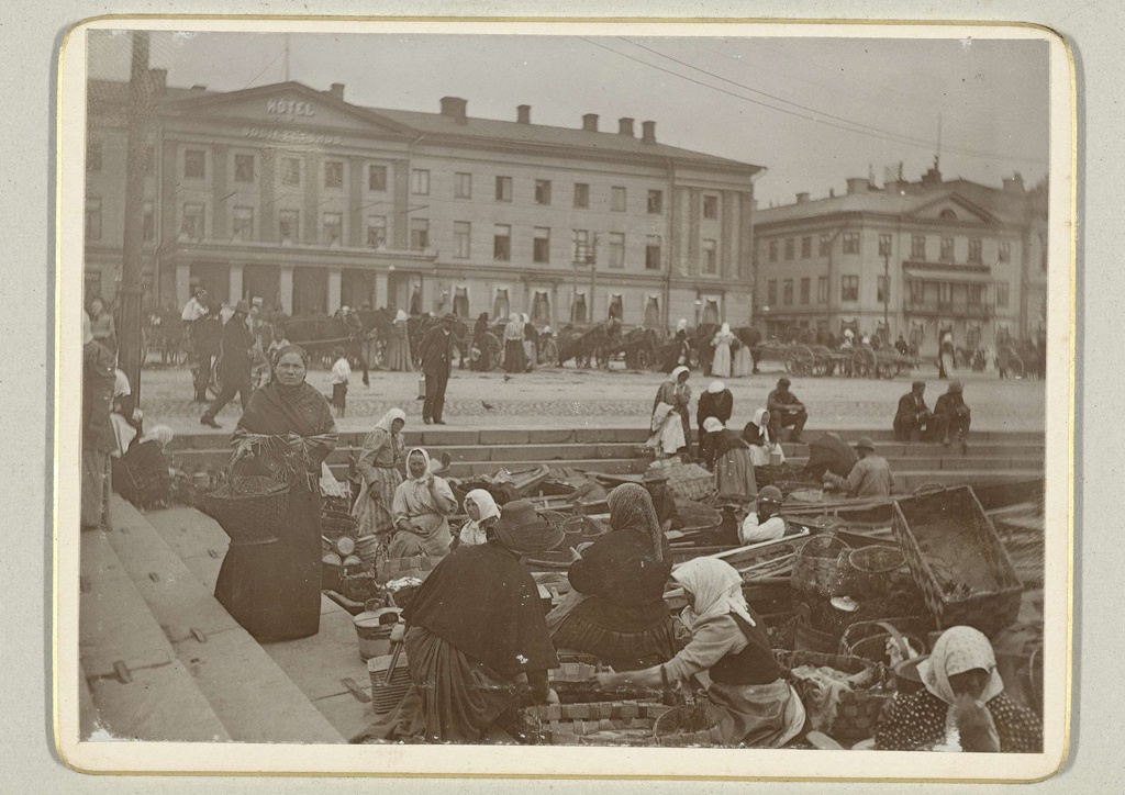 Helsingfors Finland, Vischmarkt, Russian Satama in Helsinki met a brother aangemeerde bootjes trade.