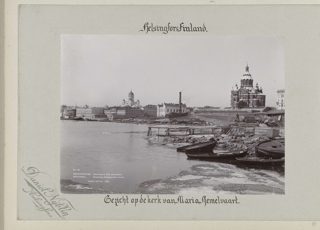 Russisch Orthodoxe Uspenski cathedral in Helsinki gezien vanaf het water, Helsingfors Finland, Gezicht op de kerk van Maria Hemelvaart, Daniel Nybliin Helsingfors., No. 25 Helsingfors Strandparti fran Skatudden, Daniel Nyblin 1890.