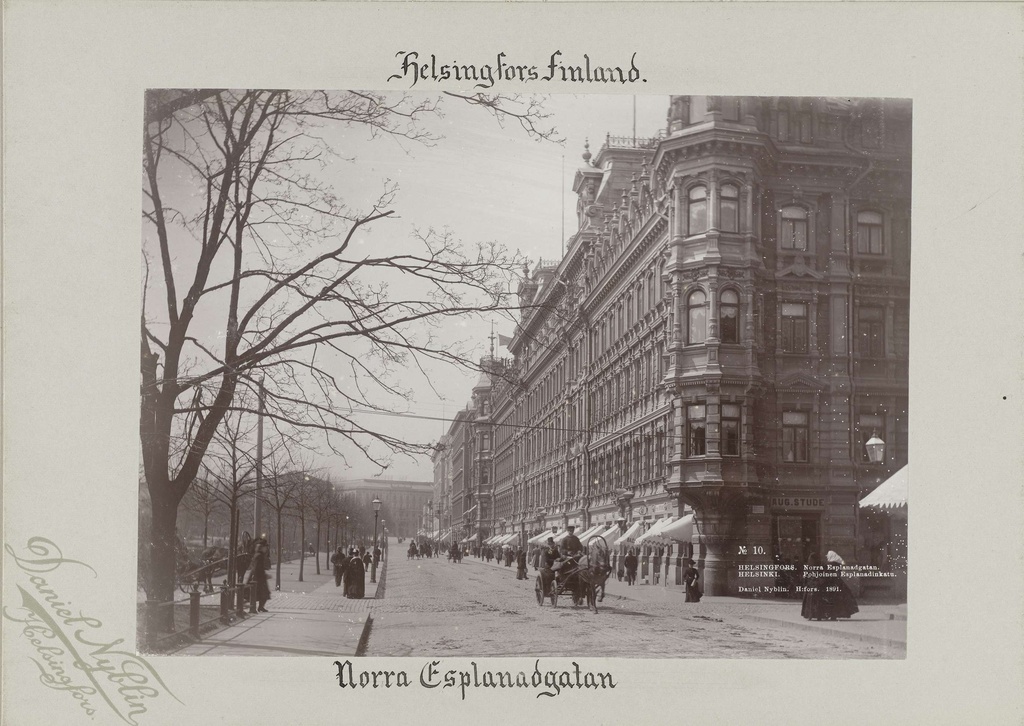 Straatgezicht van de Norway Esplanadgatan, de hoofdstraat van Helsinki., Helsinkifors Finland, Norway Esplanadgatan, Daniel Nybliin Helsinkifors., Helsinkifors Norway Esplanadgatan