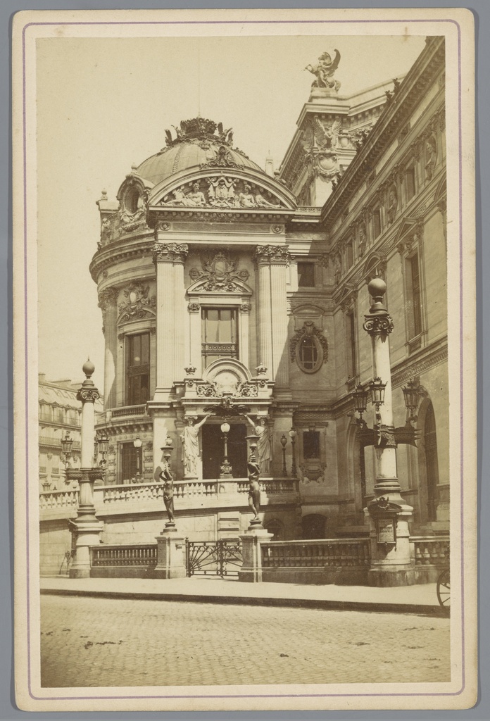 Deel van het exterieur van de Opéra Garnier here Paris