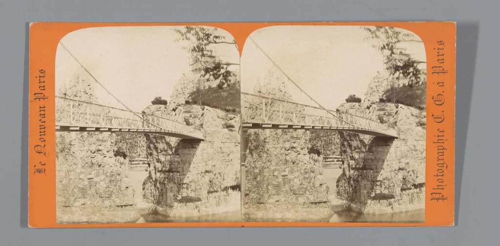 Gezicht op een brug in het Parc des Buttes-Chaumont in Paris, Le Nouveau Paris