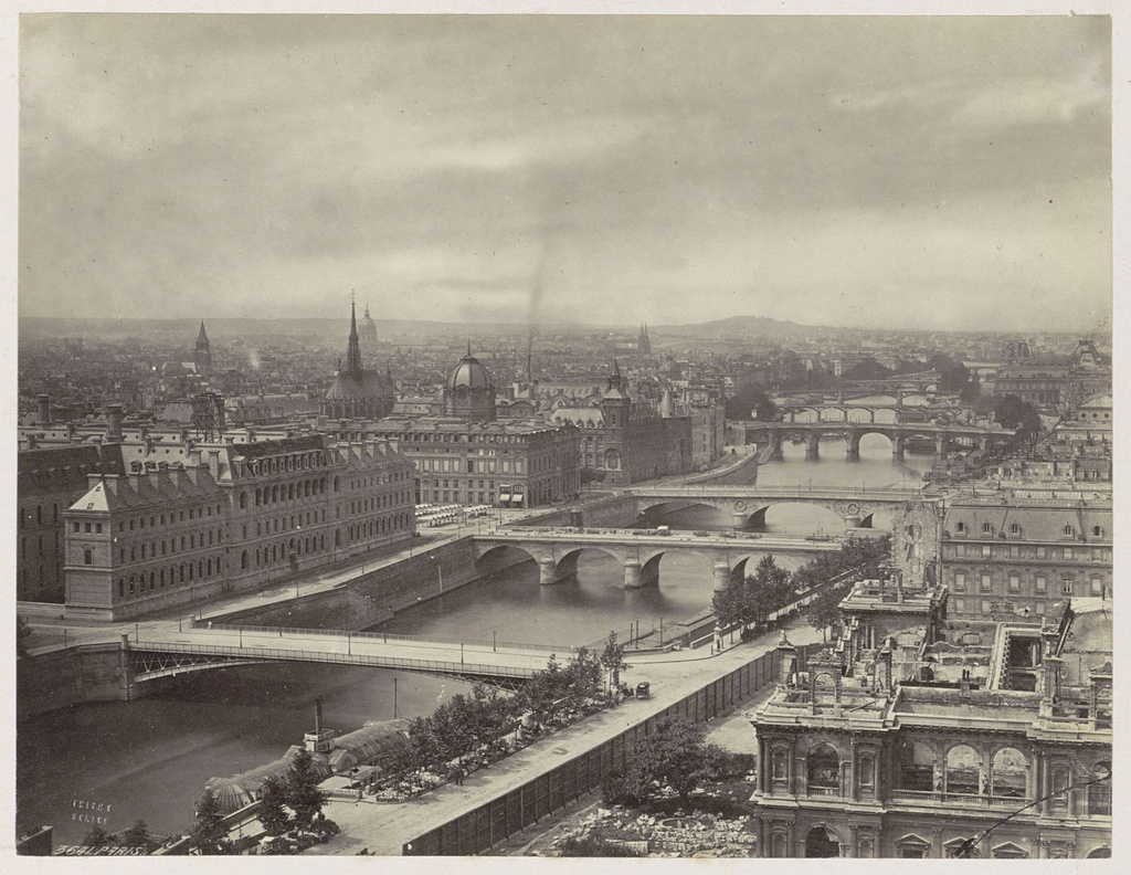 Gezicht over de Seine, met op de voorgrond right het uitgebrande Hôtel de Ville, Paris