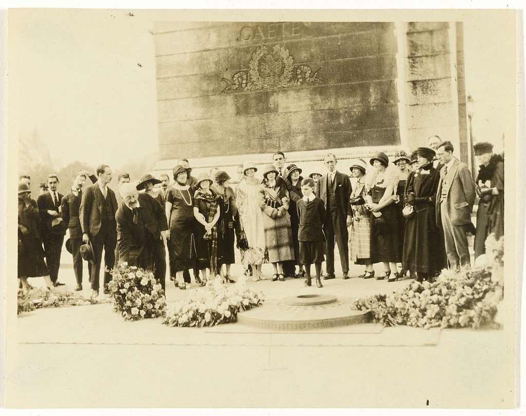 Groep American toerists bij een herdenking bij de Arc de Triomphe in Paris