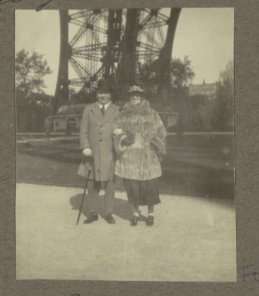 Waar? Onder de Eifeltoren!, I en vrouw onder de Eiffeltoren here Paris