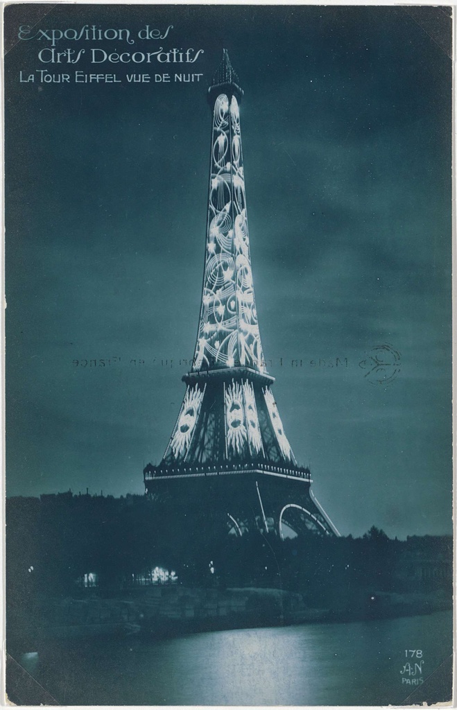 Exhibition of the Arts Décoratif La Tour Eiffel vue de nuit, Eiffeltoren bij met in de verlichte letters het in the word "Citroën".
