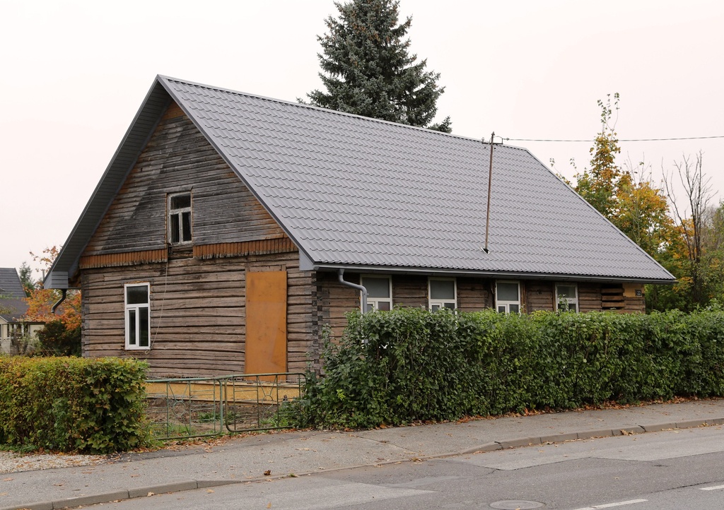 Emmeline Kilgi private school in Jõgeval Gagarini 22 where Betti Alver received his first school in 1982. rephoto