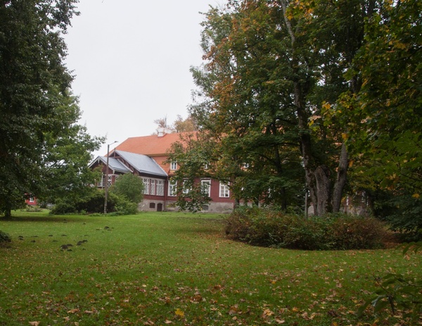 Photo, view of the old building of Särevere sovhoostehnikumi (manor house) in the 1960s. rephoto