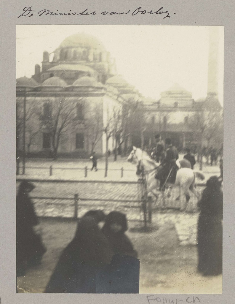 Minister van Oorlog van het Ottomaanse Rijk you couple you midden van passanten op straat in Istanbul
