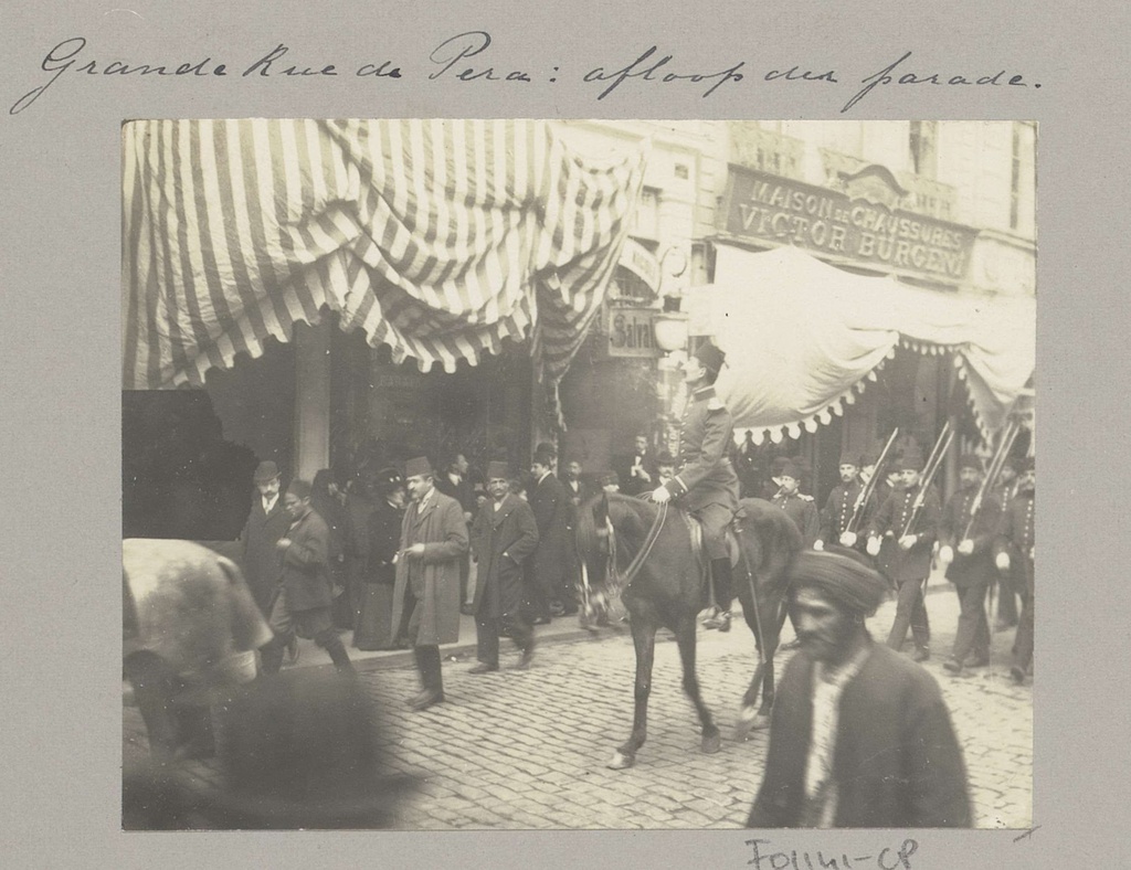 Ottomanic militaren te  coupled in de Grande Rue de Pera in Istanbul