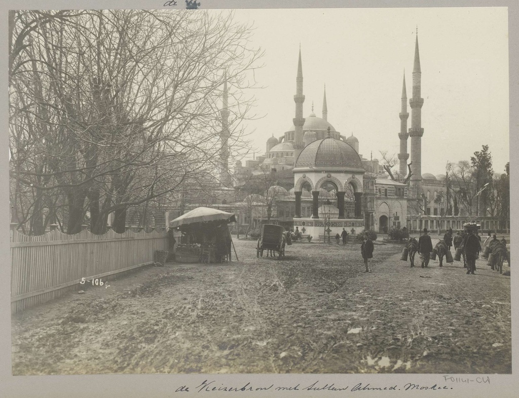 Gezicht op de Sultan Ahmetmoskee en de Keizerbron in Istanbul