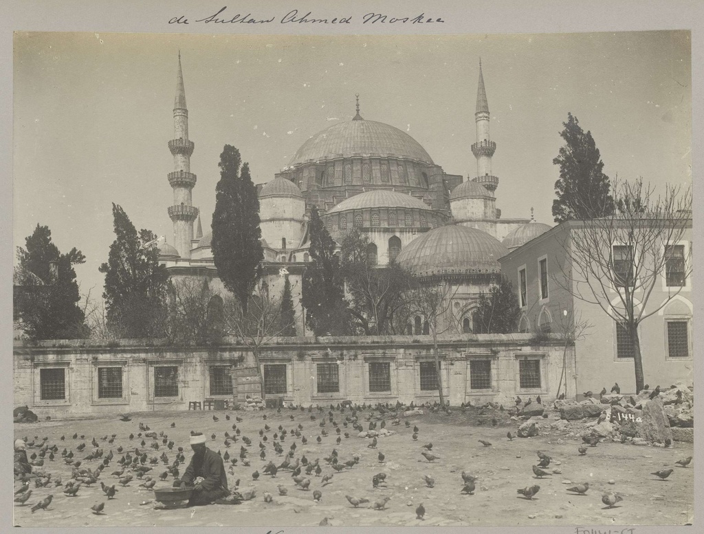 Sultan Ahmetmoskee in Istanbul met op de voorgrond een plein met duiven