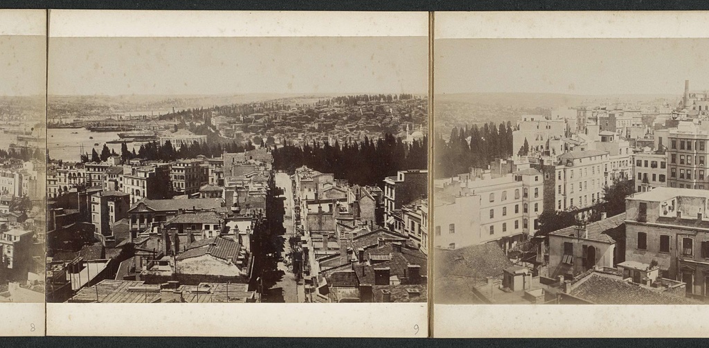 Gezicht op stadswijken van Istanbul en de oevers van de Gouden Hoorn