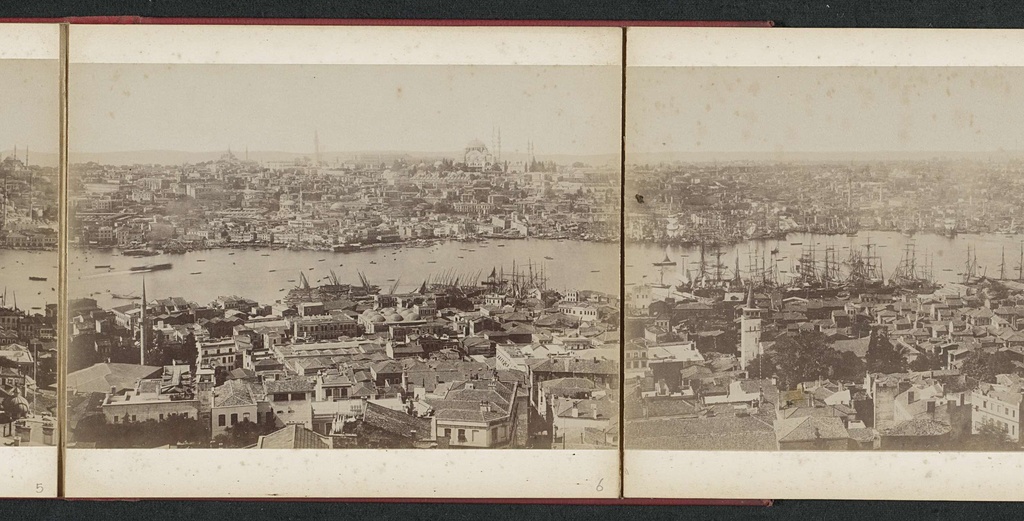 Gezicht op stadswijken van Istanbul en de oevers van de Gouden Hoorn