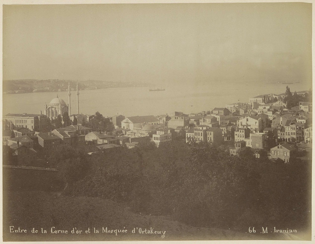 Gezicht op de oevers van de Bosporus, tussen de Gouden Hoorn (right) en de Ortaköymoskee (links) in Istanbul, Entre de la Corne d'or et la Mosquée d'OrtaKeuy