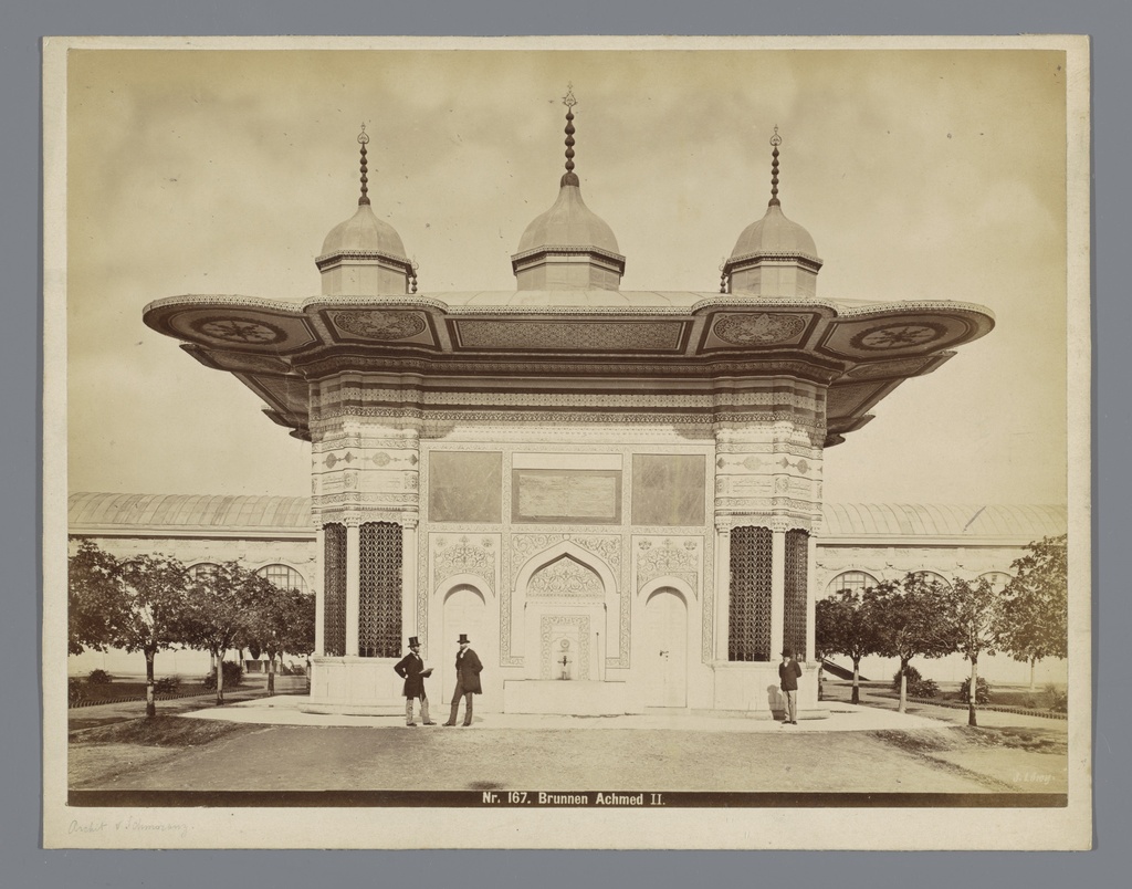 Drie mannen voor de fontein van Ahmet III in Istanbul, Brunnen. Achmed II