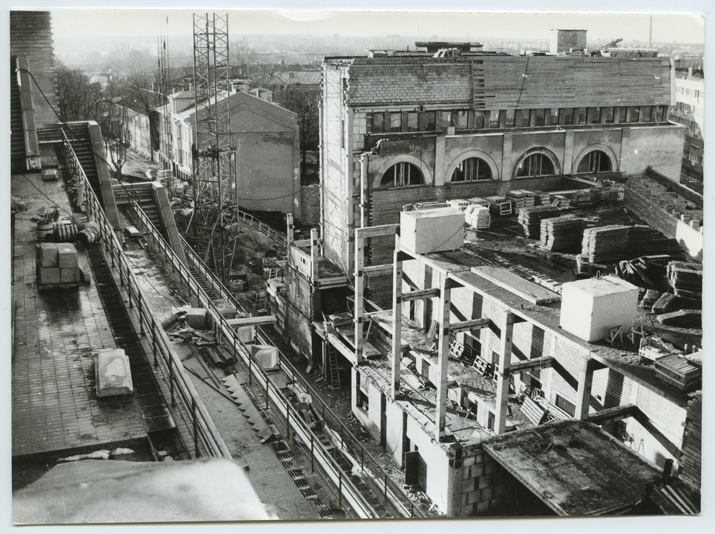 Construction of the new building of the National Library (1989).
