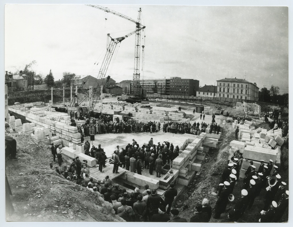 Cornerstone layer for the new building of the National Library in Tõnismäe (04.10.1986).