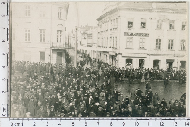 The citizens of Tartu in the case of "e. Week" in front of the building in 1924