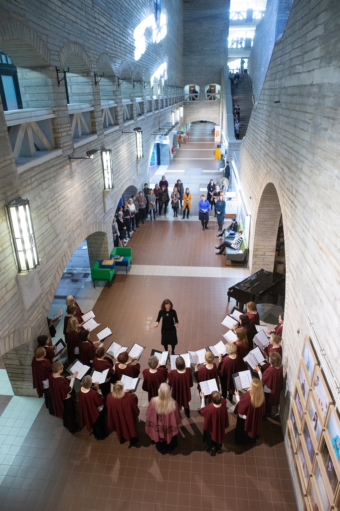 Song choir in the fuajee of the National Library