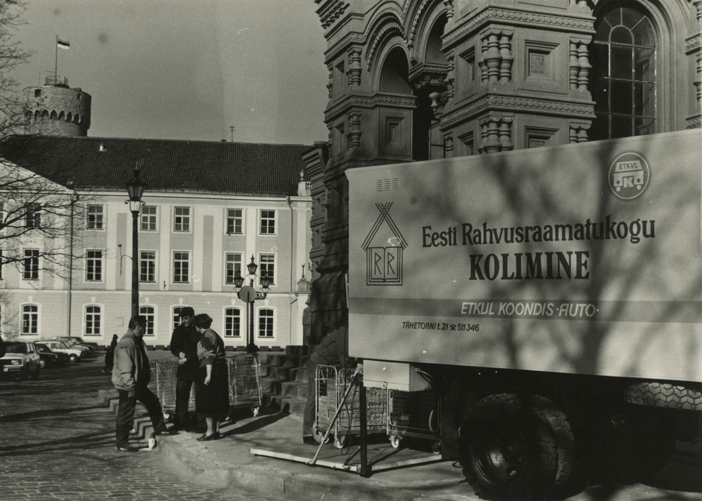 Rahvusraamatukogu esimene kolimispäev Toompealt Tõnismäele 23. aprillil 1991. a