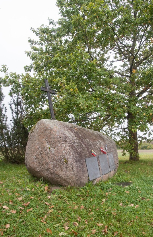 On the 50th anniversary of the Molotov-Ribbentrop Pact, the “Balti tee” (Balti chain) commemorator in Särevere. rephoto