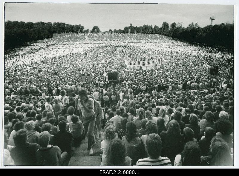 A meeting with the ambassadors of the NLKP conference elected from Estonia was organised by Rahvarinde in Tallinn Song Square. View of the people