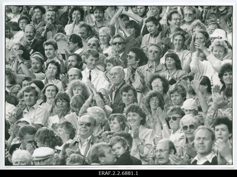 A meeting with the ambassadors of the NLKP conference elected from Estonia was organised by Rahvarinde in Tallinn Song Square. The people live with them