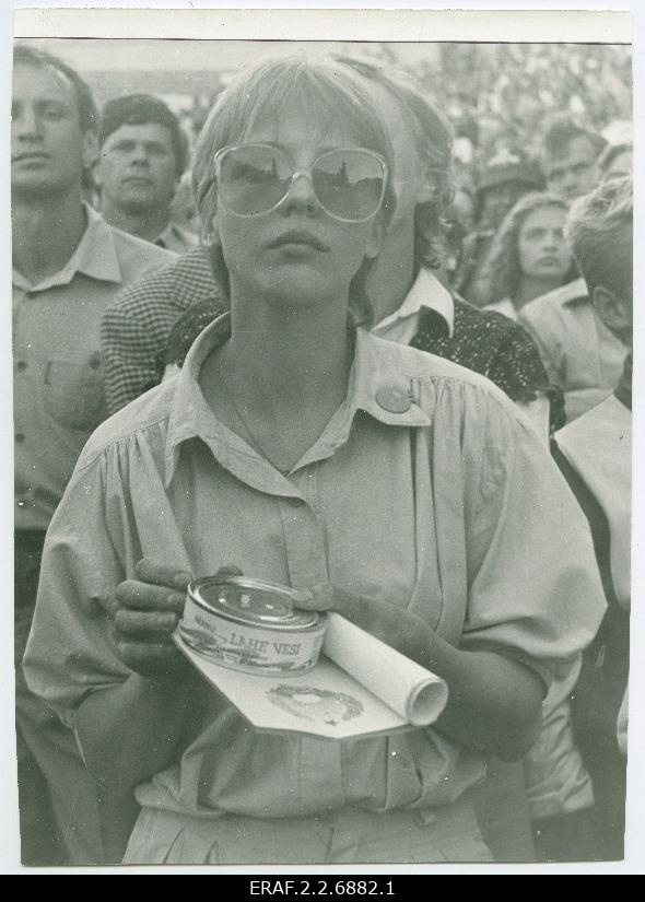 A meeting with the ambassadors of the NLKP conference elected from Estonia was organised by Rahvarinde in Tallinn Song Square. A girl belonging to the support group of people from Uhtna from near Rakvere, with memories: canned "Pärnu Gulf Water"