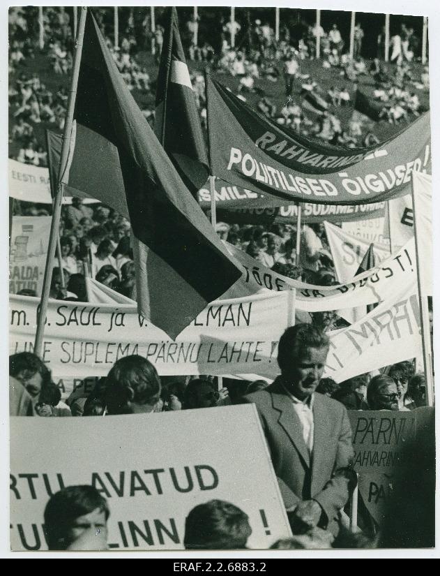 A meeting with the ambassadors of the NLKP conference elected from Estonia was organised by Rahvarinde in Tallinn Song Square. Accumulated people and slogans