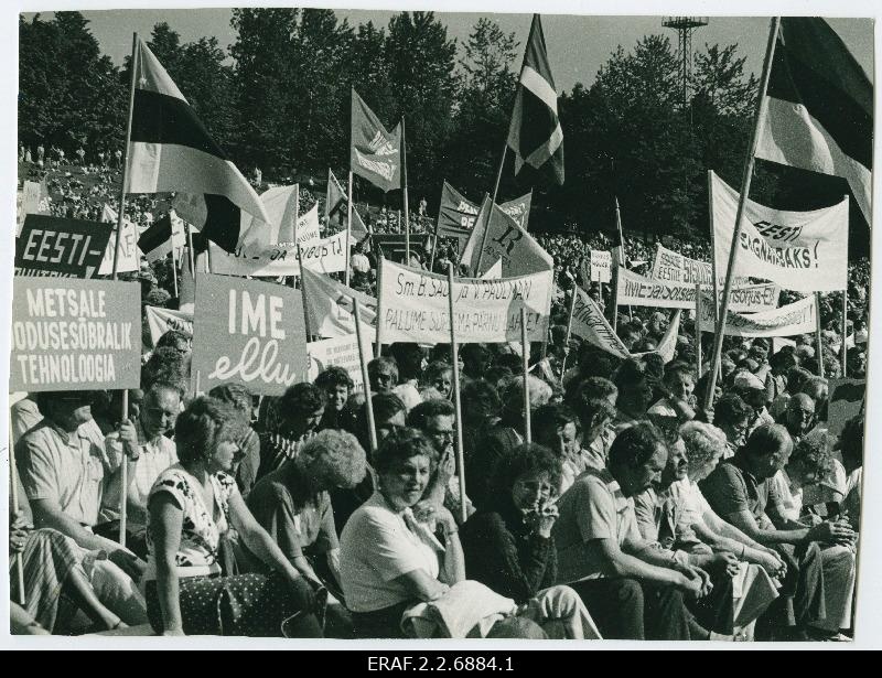 A meeting with the ambassadors of the NLKP conference elected from Estonia was organised by Rahvarinde in Tallinn Song Square. Flags and slogans are waving in the hands of the accumulated people
