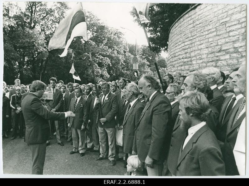 On the way to Toompea, the male choir sings. Front row Hirvo Surva