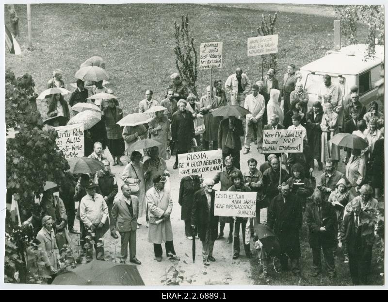 The people have gathered to the MRP-AEG organised by the Estonian Group on the Opening of the Molotov Ribbentrop Pact. The slogans stand: "We require cancellation of MRP contracts! ", "Tartu peace is the basis for Estonian-Russian relations" etc.
