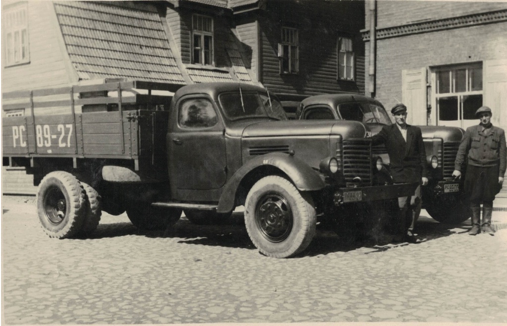 Drivers behind the cooperative shop, approx. 1950-1957