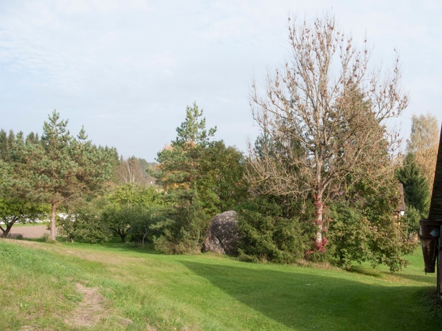 Paksu Suurkivi on the farmhouse of Hiiemäe family, Tääksi village rephoto