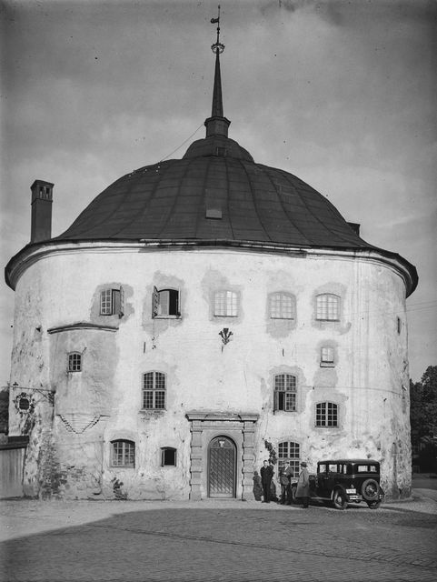 Tourists in the round tower of Viipur - capable, black and white