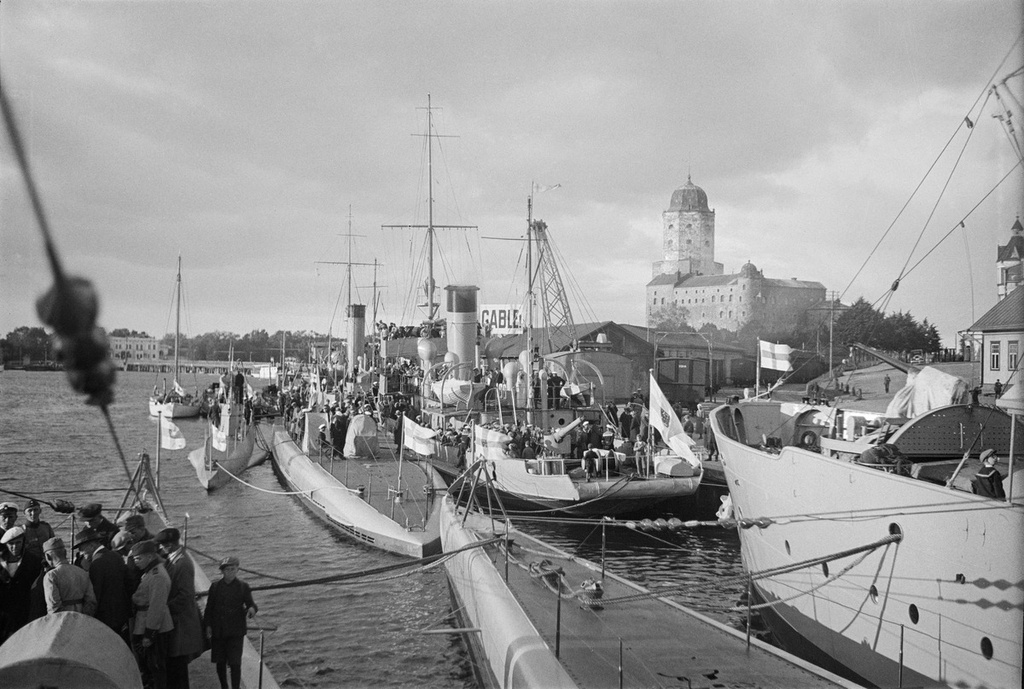 The port of Viipur, behind the castle of Viipur