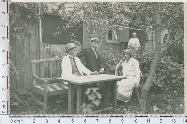 A. Kitzberg's family in Kuressaare in 1925