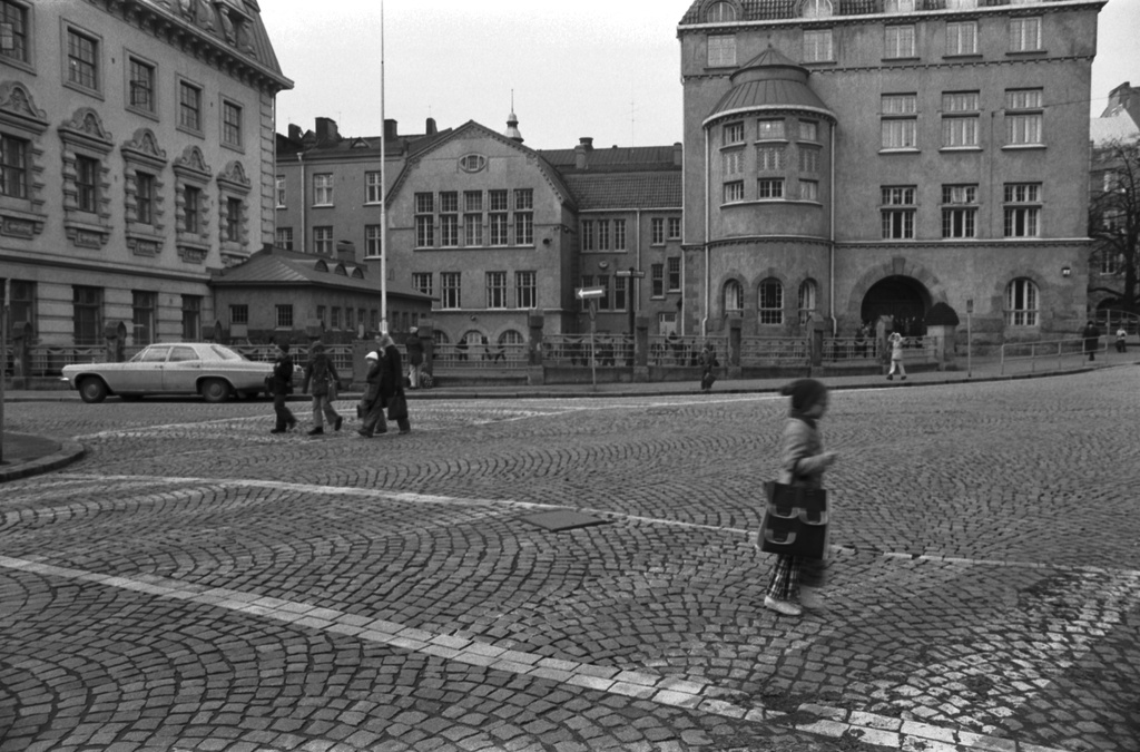 Laivurinrinne. Koululaista ylittämässä katua Laivurinrinteen ja Merimiehenkadun risteyksessä. Taustalla Cygnaeus folkskola (nyk. lågstadieskola).