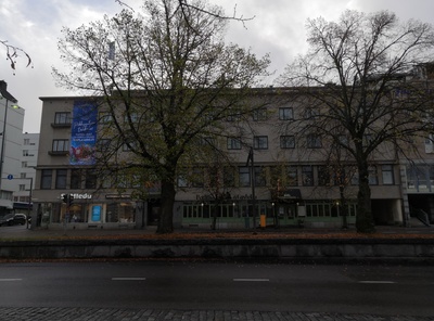 Matkailijahotelli eli Seurahuone kuvattuna Kauppatorilta. Auvisen rinteessä Raatihuone. 1920-luku. Seurahuone from Kauppatori rephoto