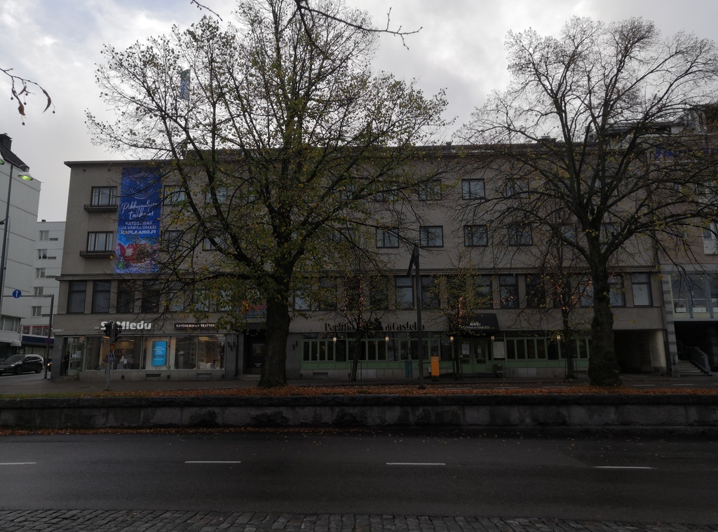 Matkailijahotelli eli Seurahuone kuvattuna Kauppatorilta. Auvisen rinteessä Raatihuone. 1920-luku. Seurahuone from Kauppatori rephoto