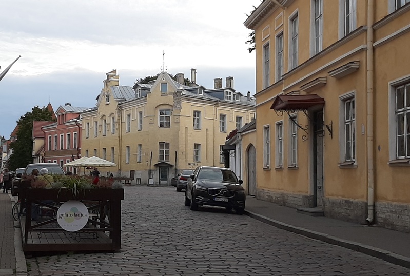 Double stone house on the corner of New Street and Olevimäe. rephoto