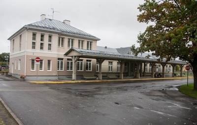 Türi raudteejaam, hoone vaade, esiplaanil tänav kahe autoga rephoto