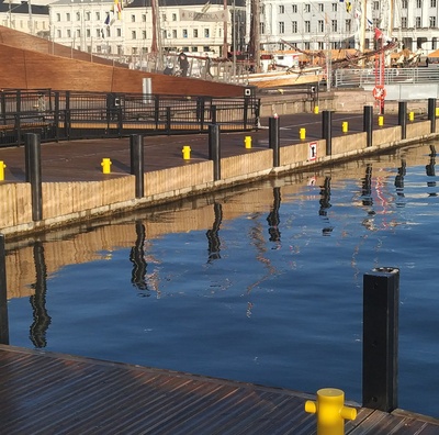 Torimyyntiä kalastajien veneistä Kolera-altaassa Eteläsatamassa.  Taustalla Kaupungintalo. rephoto