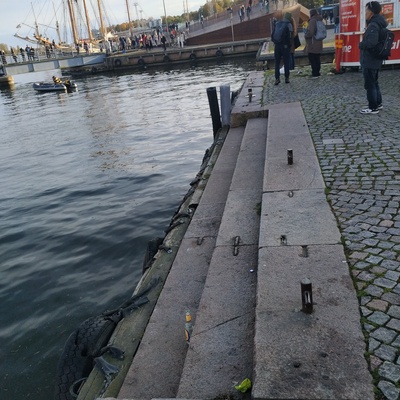 Kalaa myydään veneistä Kolera-altaalla, takana Kauppahalli. rephoto