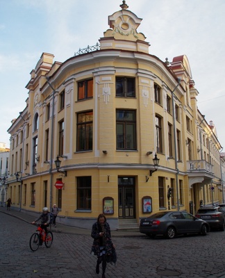 Nukuteater, endine klubihoone, vaade hoonele nurgalt. Arhitekt Nikolai Thamm noorem; Arthur Hoyningen-Huene rephoto