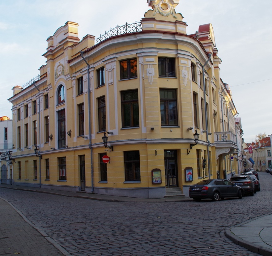 Nukuteater, end Aadliklubi, hoone vaade tänavanurgalt. Arhitektid Nikolai Thamm noorem, Arthur Hoyningen-Huene rephoto