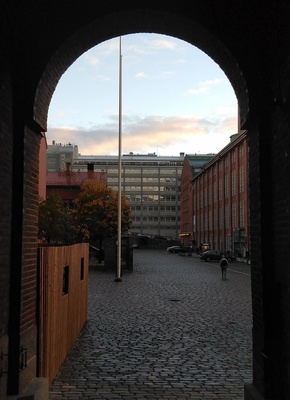 Elannon hallintorakennuksen portti tehdaspihalle. Vasemmalla on kalja- ja virvoitusjuomatehtaan siipi, oikealla leipomo. Kaikukatu 2. rephoto