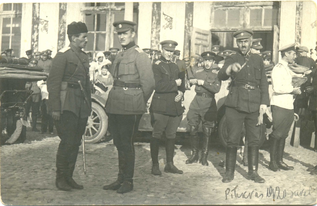 Bułak-Bałachowicz real photo - The highest command of the Estonian Army visit to Pskov 31 May 1919. S. Bulak-Balakhovich (left) talks with the commander of the Estonian army Johan Laidoner