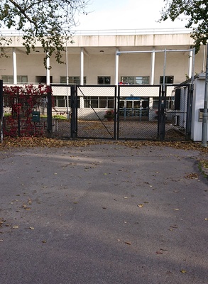 Koululaisia uimastadionin edustalla. rephoto